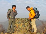 方位盤を眺めるミラさん（左）と私・・・雲取山頂にて_2011.05.03