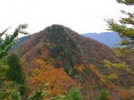 小持山　山頂付近より紅葉で彩られた大持山を展望