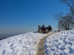 雪の景信山へ