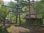 浅間山荘の登山口・・・鳥居と注意書と綺麗なトイレがります