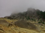 地蔵ヶ岳へザレ場を登坂・・・霧でオベリスクも霞んでます