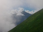 小仙丈ケ岳目前の登攀・・・一瞬、雲が切れて北岳を展望