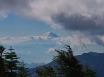 雲がわき始めた甲武信ヶ岳山頂より富士山を展望