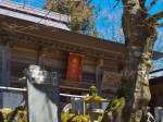 武甲山頂直下に建つ御嶽神社