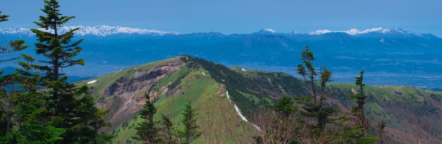 これから向かう根子岳と北アルプス・妙高連峰を展望