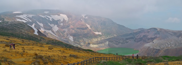 山頂レストハウス付近より御釜と熊野岳（左奥）を展望