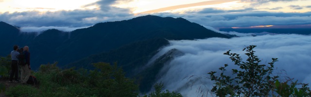 枝折峠からの登山道より見る滝雲