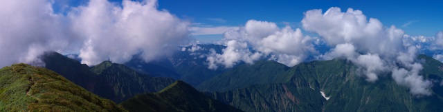 越後駒ケ岳山頂の展望・・・雲が展望を遮るが間近の八海山が迫力です