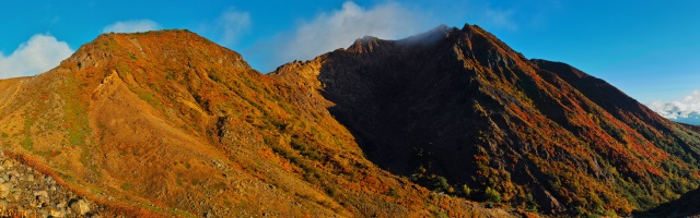 朝焼けと紅葉で染まる・・・峰の茶屋～剣ヶ峰～朝日岳