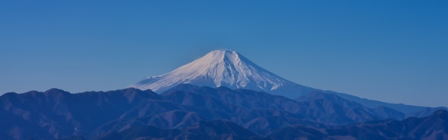 陣馬山頂より富士山を仰ぐ