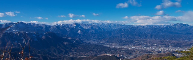 丸山山頂・展望台より広がるパノラマ・・・武甲山と両神山の間に奥秩父の山並が広がる
