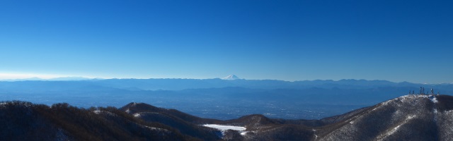 御黒檜大神を越えて黒檜山の南斜面を下り駒ケ岳へ・・・富士山を中心にパノラマ絶景が広がる