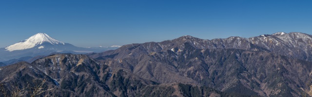 大山山頂北東側展望ポイントより・・・富士山と丹沢山塊の山々