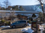 綺麗に除雪された天狗温泉・浅間山荘・・・駐車場は500円