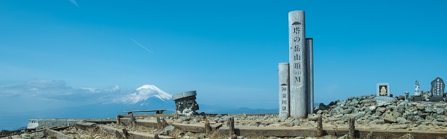塔ノ岳山頂に置かれた山標と方位盤