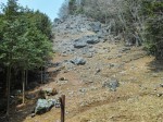 日向沢ノ峰への岩場の斜面