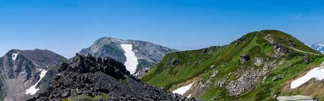 杓子岳・鑓ヶ岳と剣岳を展望＠山頂稜線