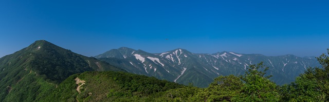 古寺山頂より朝日連峰の山々を展望・・・左から2つ目のピークが大朝日岳