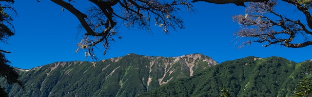 稜線の縦走路・・・大天井岳戸山小屋が見えます