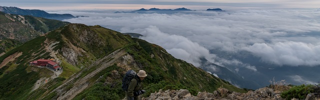 五竜岳登攀序盤・・・眼下に五竜山荘、雲海から妙高連峰が顔を出す