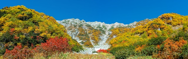 岳沢より眺める紅葉の穂高連峰