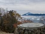雲取山山頂の方位盤と富士