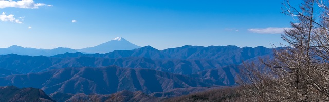 富士山を眺めながら快適な稜線を歩む＠七ッ石山手前