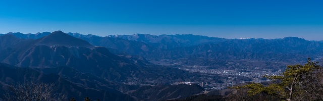 武甲山と秩父市街・・・真っ白な八ヶ岳と両神山も良く見える＠丸山山頂・展望台