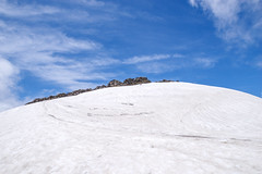 急斜面を登ると緩やかな傾斜の雪渓
