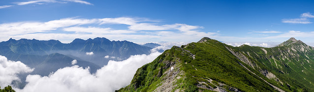 2792mピークから、これから歩く稜線と笠ヶ岳を展望