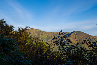 左側の木々から朝日岳と五輪山を展望