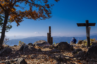 大岳山山頂・・・小春日和で富士山が霞んで見えます