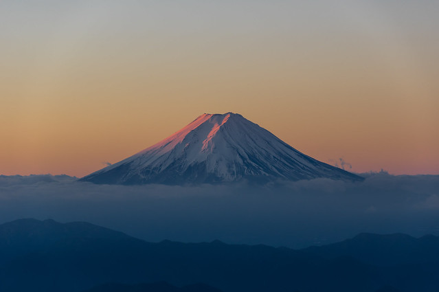 朝陽があたり始めた富士山＠雷岩