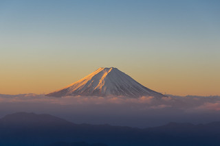 朝陽がさらにあたる富士山