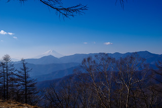 霞む富士山と大菩薩＠ブナ坂の先