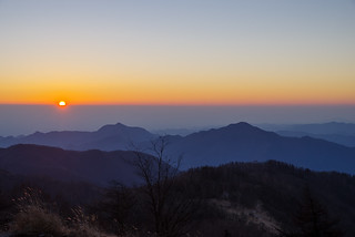 大岳山の左から太陽が昇り始める