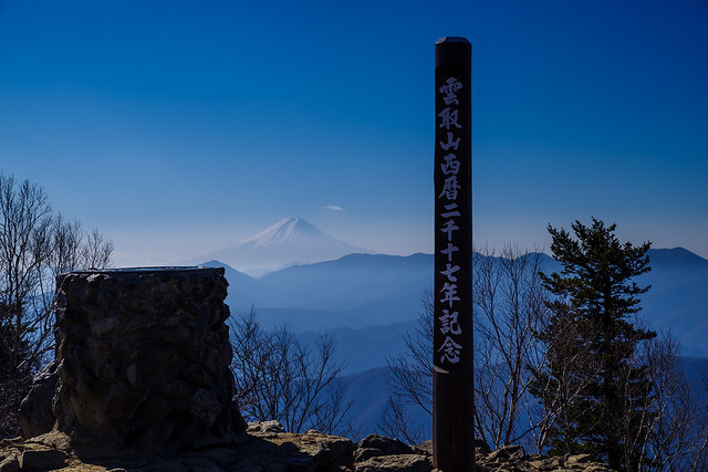 記念碑と富士山