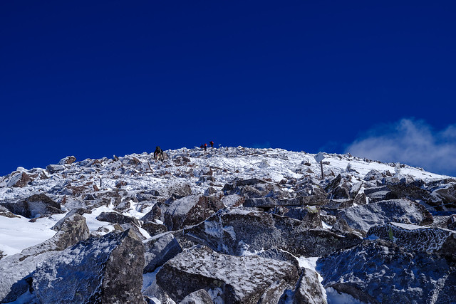 編笠山へ・・・凍てついた岩石帯と吸い込まれそうな紺碧の空