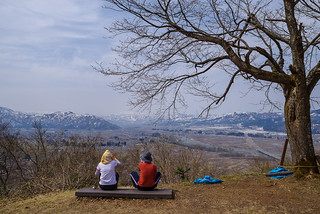 湯沢方面の山々を眺めます＠六万騎山頂