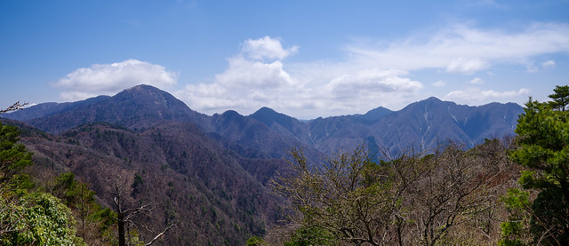 袖平山直下展望台からの景色・・・蛭ヶ岳～檜洞丸・熊笹ノ峰