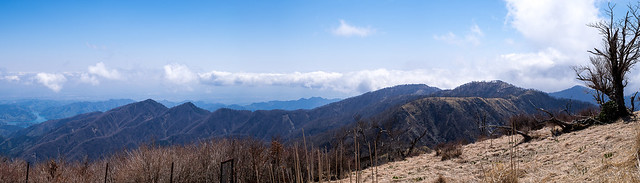 丹沢山から蛭ヶ岳への稜線と丹沢三峰を経て宮ケ瀬湖に連なる稜線