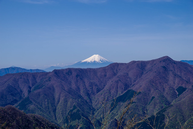 石尾根越しに仰ぐ富士山＠三ツドッケ
