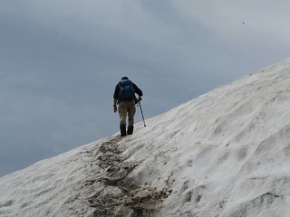 雪渓を登る