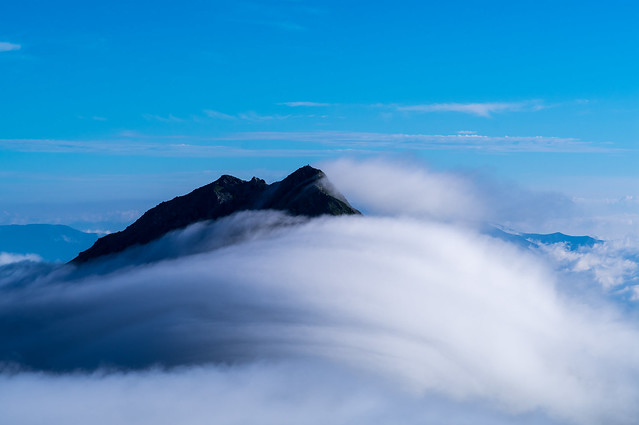 北岳山頂が雲から顔を出す