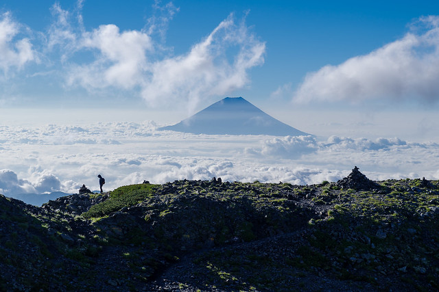 雲海と富士山・・・女性ハイカー何を思う