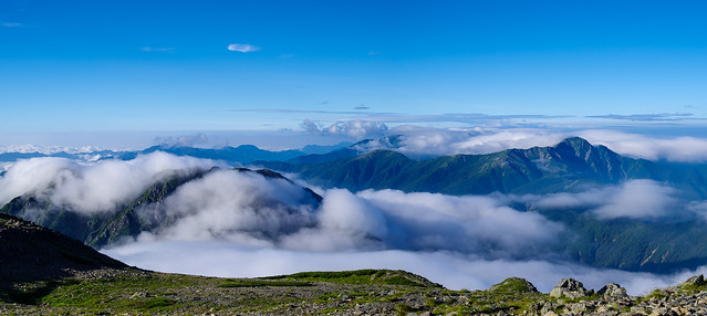 右に塩見岳、左手前は雲に隠れた農鳥岳