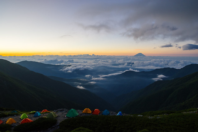 夜明け前の富士山＠山荘の窓より