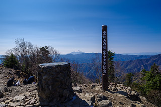 富士山と記念碑＠雲取山山頂