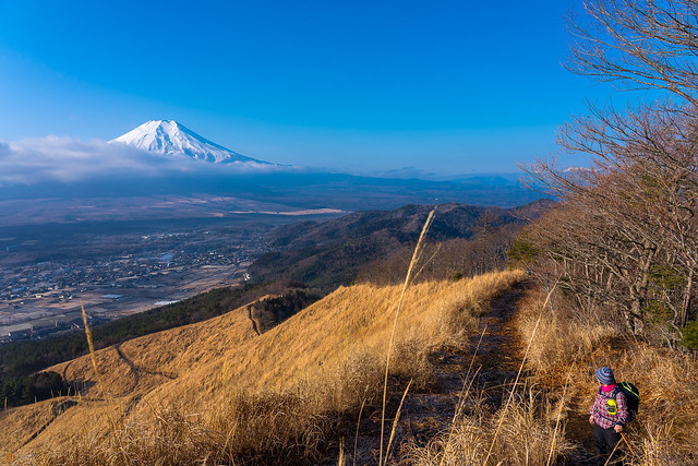 雲が流れて背後より富士山＠高座山登攀途中