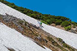 雪渓のステップを登る登山者